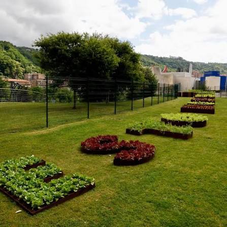 ESTO NOS SALVARÁ”, la instalación site-specific de la reconocida artista internacional Ghada Amer ( @ghadaamer ) se inaugurará el 11 de junio en Bilbao, junto al Museo Guggenheim Bilbao. La obra es