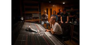 A native of baytown, texas, he has worked with numerous artists and musicians, including arctic. Mix With The Masters Offers La Mix Seminar With Tchad Blake
