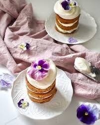 how to prepare edible flowers for cakes