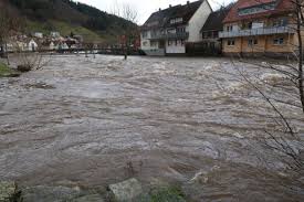 Im zweiten teil ist fahrzeuge: Hochwasser Im Sudwesten Uberschwemmungen Und Strassensperrungen Region Land Schwarzwalder Bote