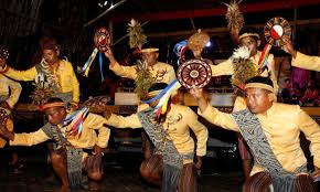 Pakaian ini dipakai oleh wanita asal suku toraja, terutama penari atau wanita yang datang di acara adat toraja. 6 Pakaian Adat Tradisional Sulawesi Selatan Celebes