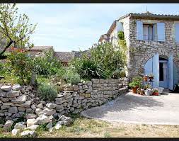 une maison provençale en pierre