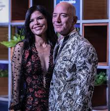 Jeff bezos goes shirtless in italy, flaunts pda with girlfriend lauren sanchez. Jeff Bezos Sued For Defamation By Girlfriend S Brother Wsj