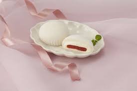 The strawberry sauce is melty! 7-ELEVEN Western-style Daifuku 