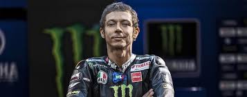 Rossi shared the news to his 11.1 million instagram followers on wednesday alongside a series of bizarre pictures of the happy couple. Valentino Rossi Hat Immer Noch Corona
