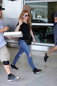 See more of shakira on facebook. Shakira Rocks Ripped Blue Jeans Black Top And A Guitar On Her Back As She Touch Down In Miami Florida 070318 8