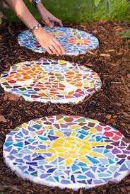 Ein mosaik im garten gestalten sie in wenigen schritten selbst. Diy Mosaik Gehwegplatten Fur Den Garten Hausbau Garten Diy Inspirationen Baby Kind Und Meer