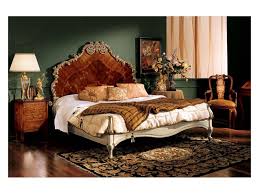 Betten aus metall, die den eher kühlen charakter der einrichtung unterstreichen. Doppelbett Mit Kopfteil Aus Eingelegtem Holz Klassischen Stil Gemacht Idfdesign