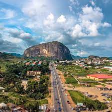 Zuma rock is a large monolith, an igneous intrusion composed of gabbro and granodiorite that is located in niger state, nigeria. Datei The Incredible Rock Zuma Rock Jpg Wikipedia