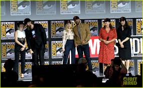Black widow is finally out, and to celebrate we had scarlett johansson, florence pugh, and david harbour play a game of who's who. Scarlett Johansson Introduces Star Studded Black Widow Cast At Marvel S Comic Con Panel Photo 4324387 2019 Comic Con Black Widow Cate Shortland Comic Con David Harbour Florence Pugh Marvel Movies O T Fagbenle Rachel Weisz Scarlett