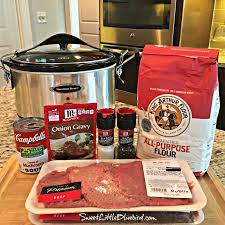 Transfer steaks to the slow cooker. Slow Cooker Cube Steak And Gravy Quick Easy Sweet Little Bluebird