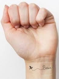 Tatouage poignet : plus de 100 modèles qui nous inspirent | Tatuaggi polso,  Tatuaggi di parole, Disegni tatuaggio piccoli