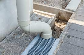 雨水を排水管に流してOK？正しい配管と水はけが悪い庭の対処法 | 水まわりナビ