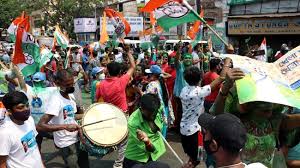 TMC समर्थकों ने मनाया जीत का जश्न, सड़कों पर खेली होली, देखे तस्वीरें |  Ghamasan News