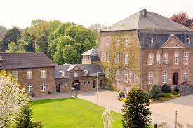 The accommodation comprises 25 rooms. Ja Wort Im Schloss Overbach Herzog Kultur Stadtmagazin