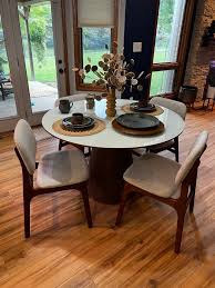 theo round dining table castlery