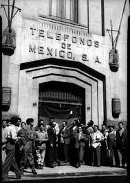 Trabajadores fuera del edificio de Teléfonos de México durante una huelga | Mediateca INAH