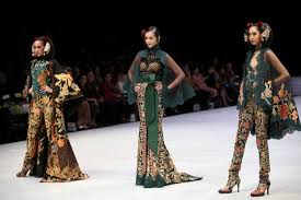 Kebaya lace kebaya hijab kebaya dress kebaya muslim traditional fashion traditional outfits indonesian kebaya model kebaya batik fashion. Perayaan 29 Tahun Berkarya Anne Avantie Tampilkan 100 Koleksi