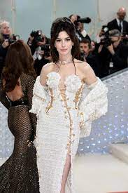 anne hathaway wears versace dress with