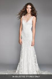 Petite girls look best in a gown that constructs the false impression that their midriff and waist are longer than they are. Wedding Dresses For Flat Chest 10 Must Have Styles