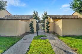 homes with pool in turlock ca