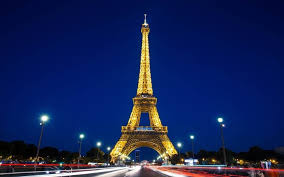 photos of the eiffel tower at night