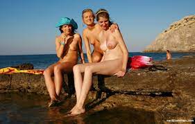 Gruppe frauen nackt am fkk strand