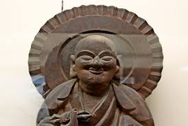 新潟 竜松庵 柏崎市立博物館寄託 弘法大師坐像 江戸 像高は50cm 木喰五行菩薩作 774年から活躍した空海のことで 微笑仏である優しい笑顔が特徴的 竜松庵から寄託され 現在は柏崎市立博物館に安置されている japanese monk buddha statue buddha