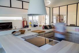 L'architecte eric hamoniau a créé une extension intégrant un salon et une salle à manger en mezzanine. Cuisine Ouverte Semi Ouverte Ou Fermee Trecobat