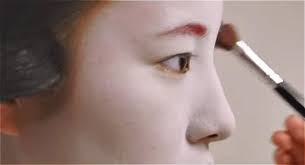 why do geishas painted their faces white