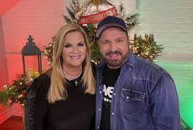 Trisha yearwood , garth brooks. Garth Brooks And Trisha Yearwood Invite Fans Into Their Home For Intimate Christmas Special Country Now