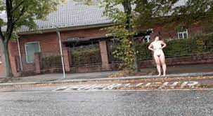Meine Frau nackt auf der Straße