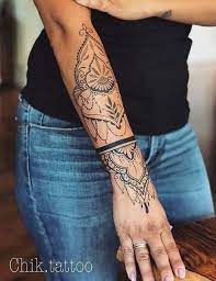 Des tatouages de toute beauté sur l'avant-bras