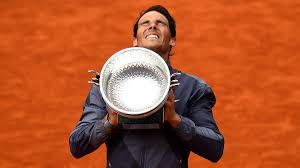 Με το χαμόγελο στα χείλη και η 19χρονη φαν του ναδάλ, ίγκα σβιάτεκ, φωτογραφίζεται και φιλάει το. Rafa Nadal Seeking 13th French Open Title At Roland Garros As Com