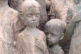 Esta conmovedora escultura recuerda a los 82 niños que fueron entregados a  los nazis en Lidice en verano de 1942 - Cultura Inquieta