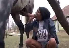 Mujer que tiene sexo con un caballo en Besuconas.com