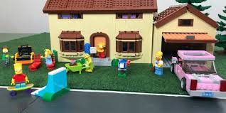 Following the style that lego used to create the simpson's house, i've created their neighbor's house with all of the details that i could throw in. Lego Die Simpsons 71006 Das Simpsons Haus Kinder Spielzeugwelt