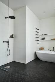 Das ist die optimale höhe der fliesen auch. Bodenbelag Schwarze Fliesen Weisse Wande Badewanne Regale Armaturen Badezimmer Bathroom Schwarze Badezimmer Armaturen Badezimmer Schwarz Dekoration Badezimmer