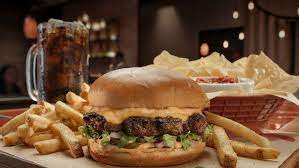 https://abc6onyourside.com/news/offbeat/chilis-3-for-me-takes-aim-mcdonalds-releases-new-big-smasher-burger-consumer-trends-chain-restaurants-shifting-business-money-fast-food-chains-quality-cost-cincinnati-affordability-afford-value-wars-pricing-experience-george-felix-marketing-bottomless gambar png