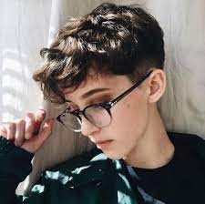 To style it, use a tiny bit of hair. 35 New Ideas Haircut Curly Androgynous Haircut Menshaircuts Short Hair Styles Easy Androgynous Hair Cool Hairstyles