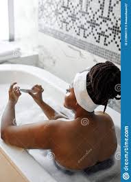 Rückansicht Auf Sexy Nackt übergewichtig Gemischt Rasse Frau Tun Maniküre  in Der Badewanne Mit Schaum Stockbild - Bild von schaumgummi, attraktiv:  218965119