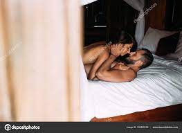 男と女がベッドで愛を作るします ベッド セックスのカップルを愛しています ベッドのカップル 結婚式の夜 愛し合う ベッドでは恋人 男と女の関係  男性と女性の間のセックス — ストック写真 © sotnikov_mikhail@mail.ru #330490192