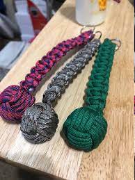 This is a really cool idea that incorporates paracord braiding, a steel ball and a fist monkey knot. 7 8 Monkey Fist Keychain 550 Paracord Buy 4 Get 1 Free Etsy