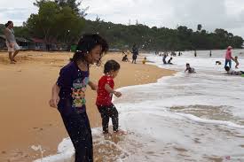 Sesampainya di sana, langsung deh pastinya main pasir. Pantai Kura Kura Bengkayang Ramai Dikunjungi Pelancong Antara News Kalimantan Barat