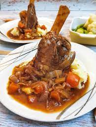 slow cooker lamb shanks in a red wine