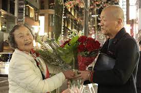 最後の“銀座の花売り娘”81歳。作家・伊集院静さんとの路上での“対決” | 女性自身