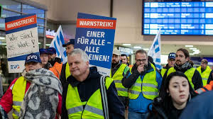 Reisende stehen vor einer anzeigetafel: Bahnstreik Vorerst Keine Weitere Streikwelle