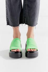 Ladies and gents, it's time we welcome back steve madden 's beloved 'slinky' platform slide (cue fashion tears of joy). Steve Madden Rubber Uo Exclusive Slinky Slide Platform Sandal In Green Lyst
