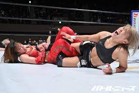 女子プロレスのリングでUWFルールの王座戦！元UFCファイターの朱里が愛弟子・小波を制して激勝！ | バトル・ニュース