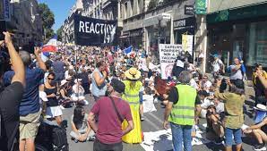 Plusieurs milliers de manifestants de nouveau à Avignon ce samedi contre le  pass sanitaire